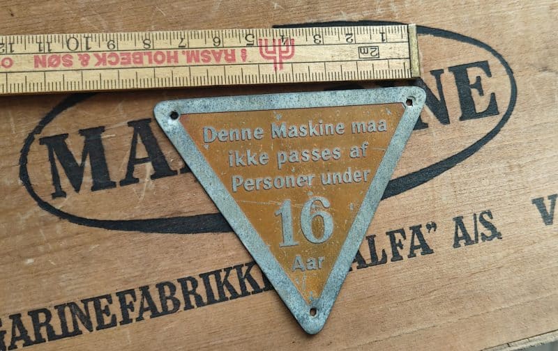Blikskilt - Denne Maskine maa ikke passes af Personer under 16 aar