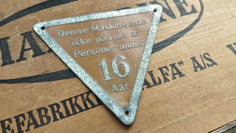 Blikskilt - Denne Maskine maa ikke passes af Personer under 16 aar