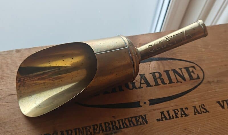 Cloetta købmandsske i messing