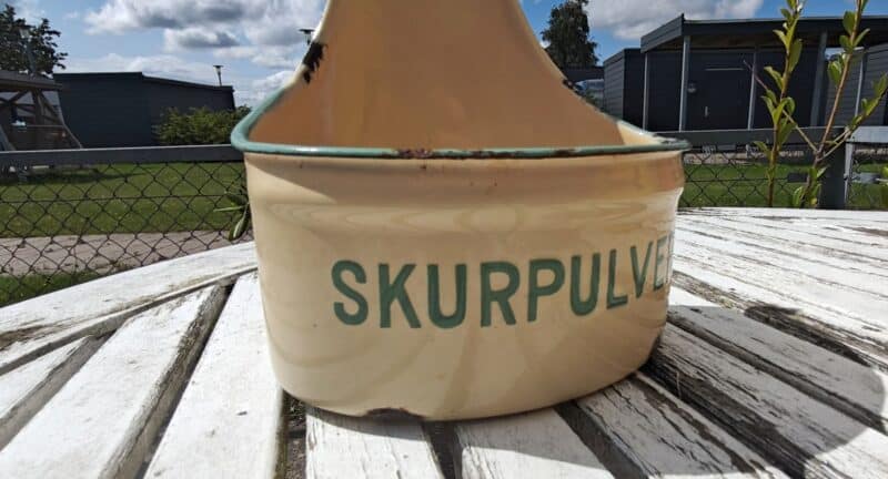 Skurpulver fra Kockums. Emalje