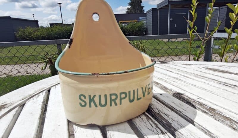 Skurpulver fra Kockums. Emalje