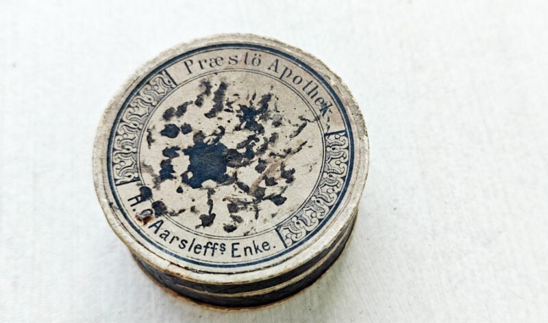 Papdåse fra Præstö Apothek. H. C. Aarsleffs Enke