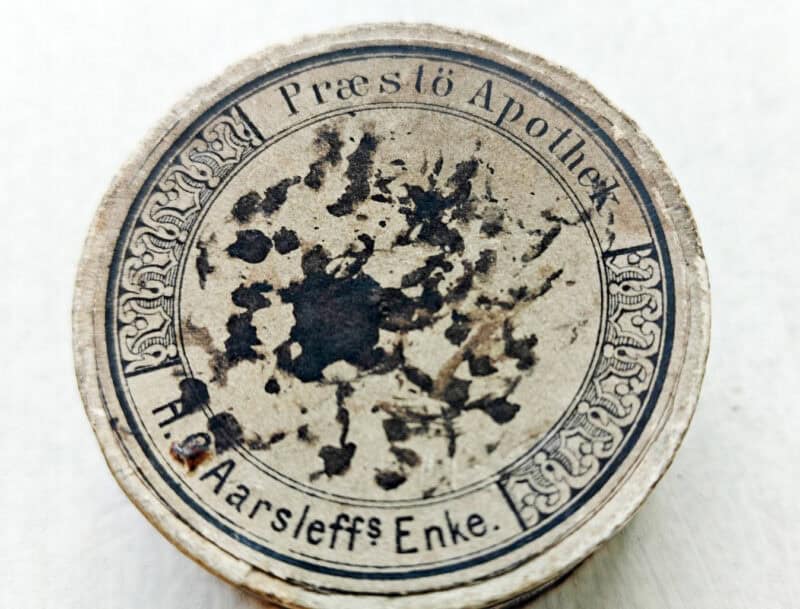 Papdåse fra Præstö Apothek. H. C. Aarsleffs Enke