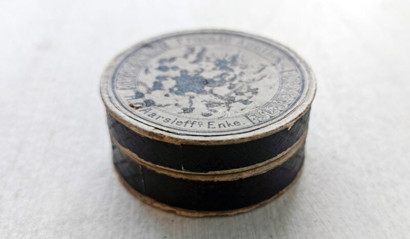 Papdåse fra Præstö Apothek. H. C. Aarsleffs Enke
