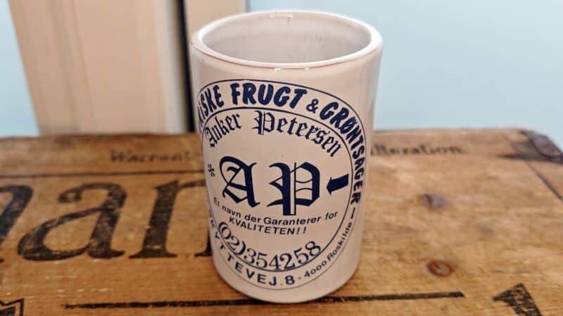 AP. Reklamekrus eller vase. Anker Petersen Friske Frugt & Grøntsager. 4000 Roskilde. Skyttevej 8