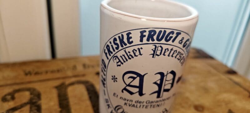 AP. Reklamekrus eller vase. Anker Petersen Friske Frugt & Grøntsager. 4000 Roskilde. Skyttevej 8