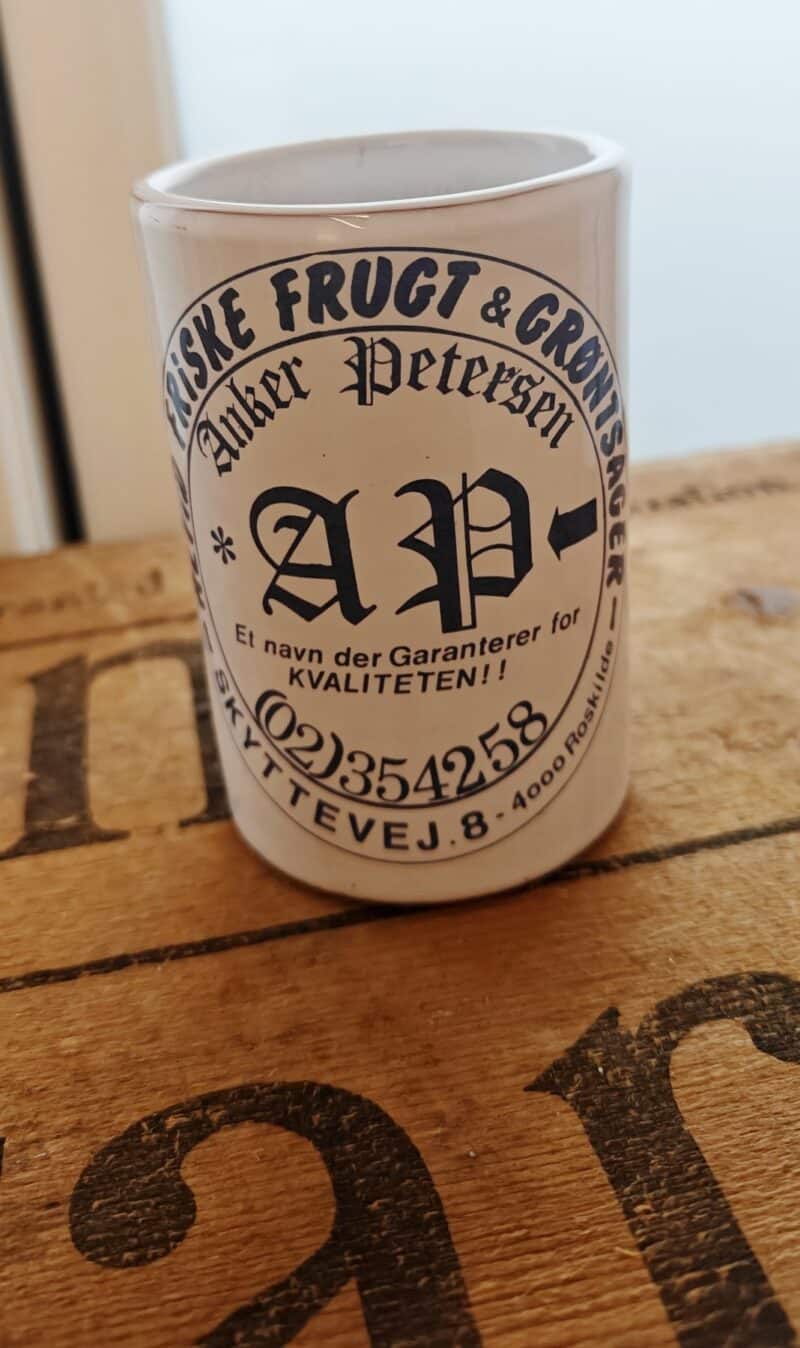 AP. Reklamekrus eller vase. Anker Petersen Friske Frugt & Grøntsager. 4000 Roskilde. Skyttevej 8