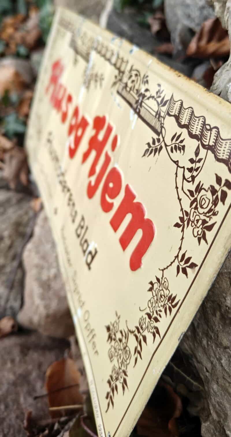 Hus og Hjem. Husmoderens Blad. Udgiver. Chr. Erichsen. Redaktør Sigrid Opffer. Celludan. Blikskilt