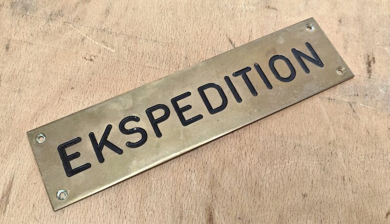 Messing skilt. Ekspedition