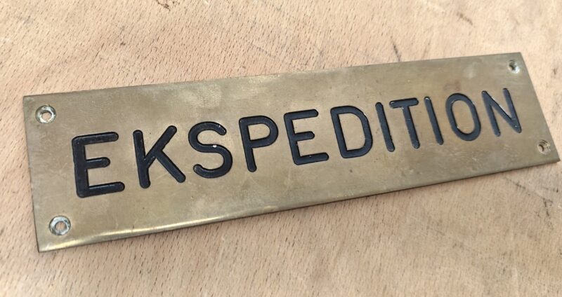 Messing skilt. Ekspedition