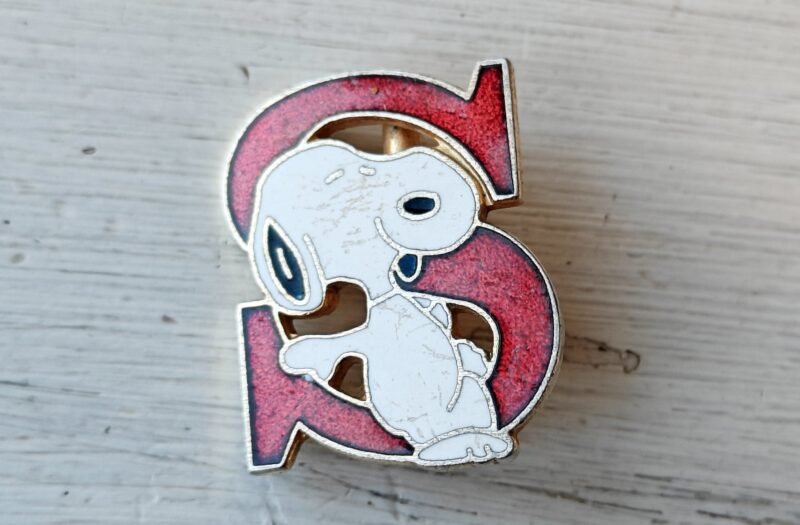 Snoopy (nuser) klipsenål i messing og emalje
