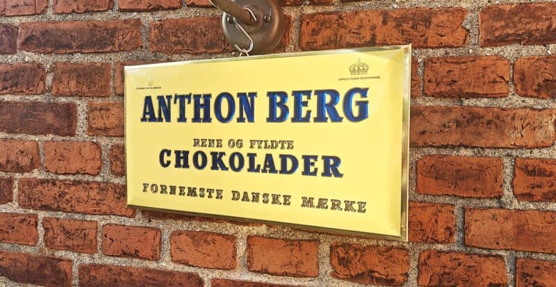 Anthon Berg Chokolader. Gammelt Cellouidskilt i perfekt stand