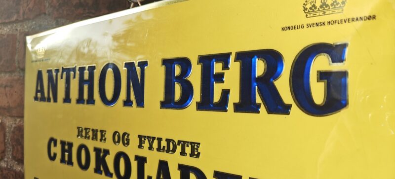 Anthon Berg Chokolader. Gammelt Cellouidskilt i perfekt stand