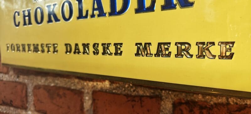 Anthon Berg Chokolader. Gammelt Cellouidskilt i perfekt stand