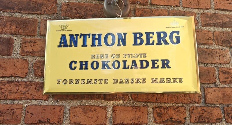 Anthon Berg Chokolader. Gammelt Cellouidskilt i perfekt stand
