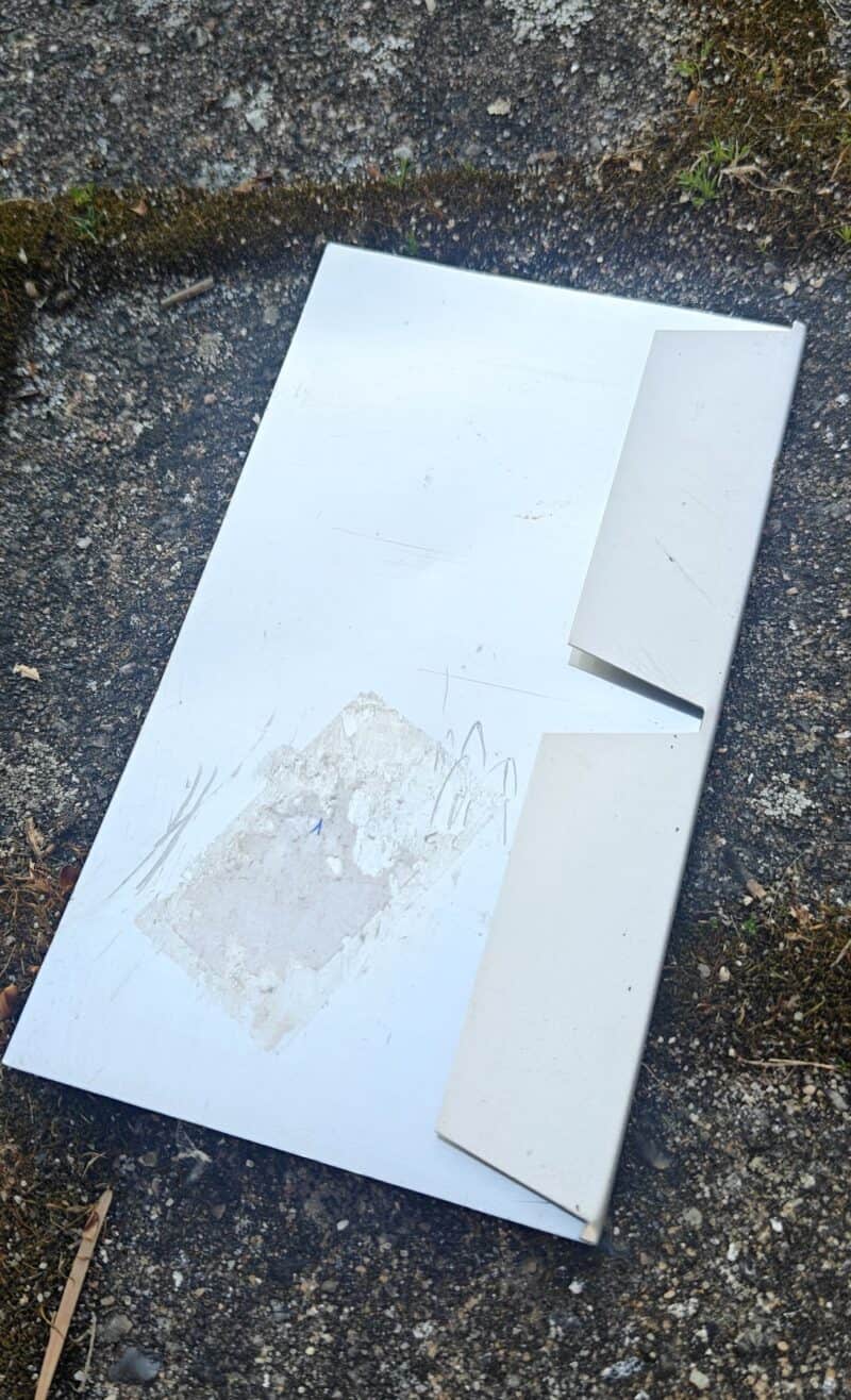 Blikskilt fra W.Ø. Larsen. Silver block. Hyldeforkant