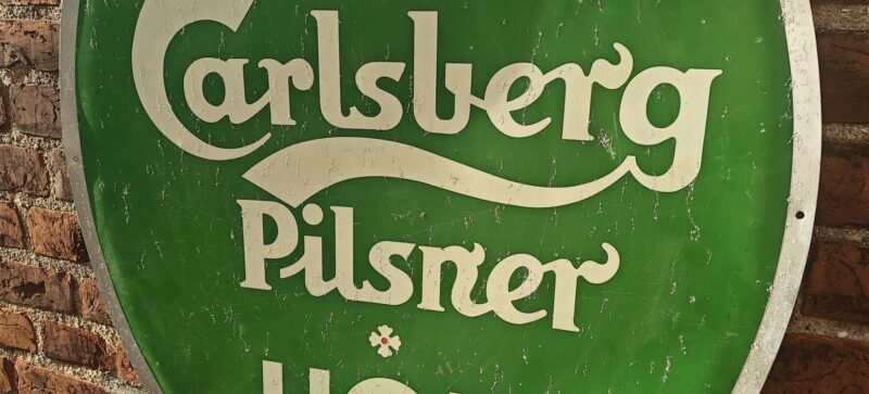 Carlsberg blikskilt. Ovalt. Stort. Gammelt