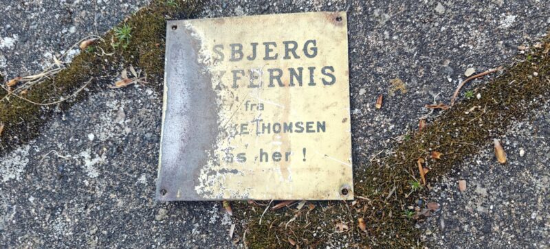 Esbjerg lakfernis. Gammelt lille dørskilt