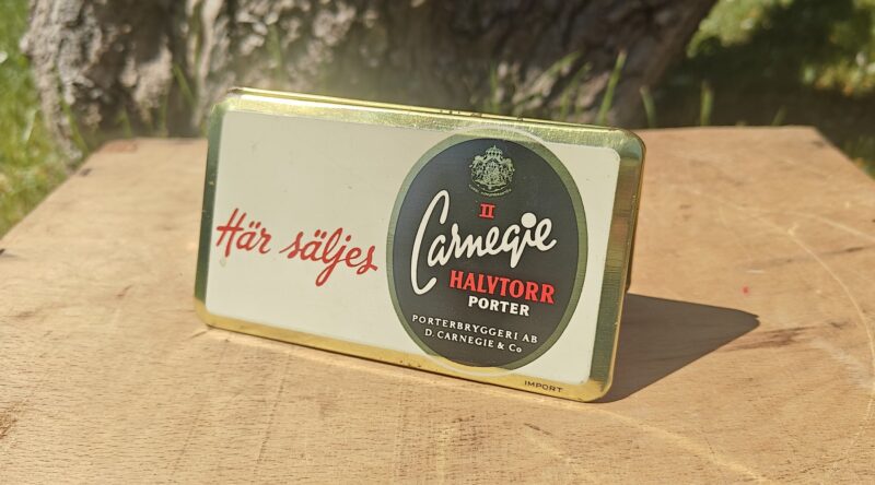 Carnegie Halvtorr Portor. Bordskilt i blik. Dobbeltsiddet