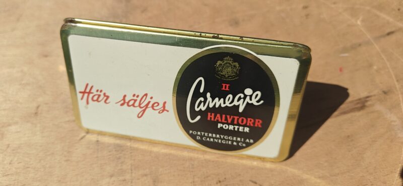 Carnegie Halvtorr Portor. Bordskilt i blik. Dobbeltsiddet