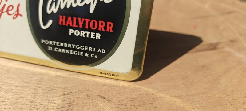Carnegie Halvtorr Portor. Bordskilt i blik. Dobbeltsiddet