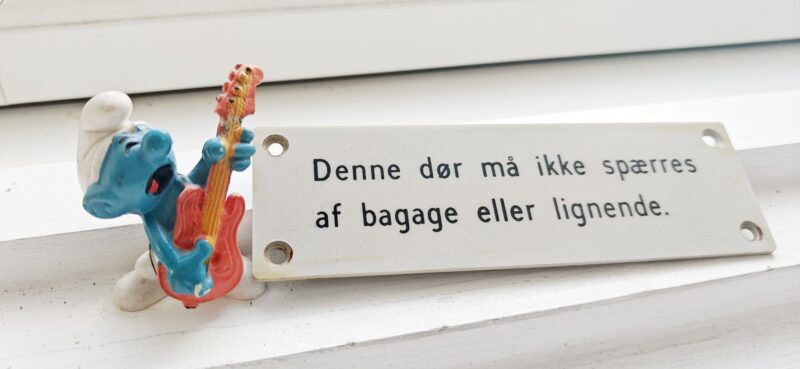 Denne dør må ikke spærres af bagage eller lignende. Sporvognsskilt
