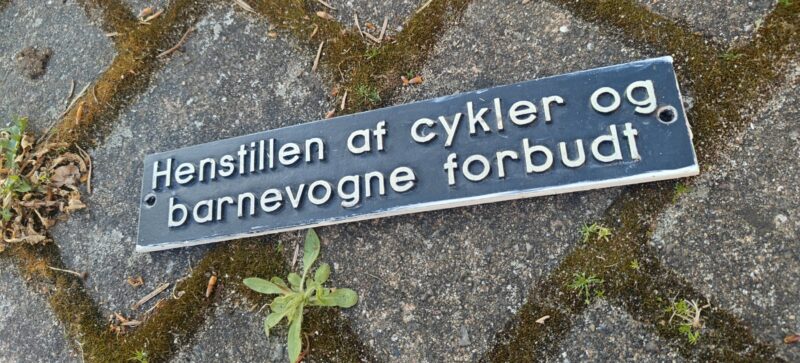 Henstillen af cykler og barnevogne forbudt. Støbt skilt