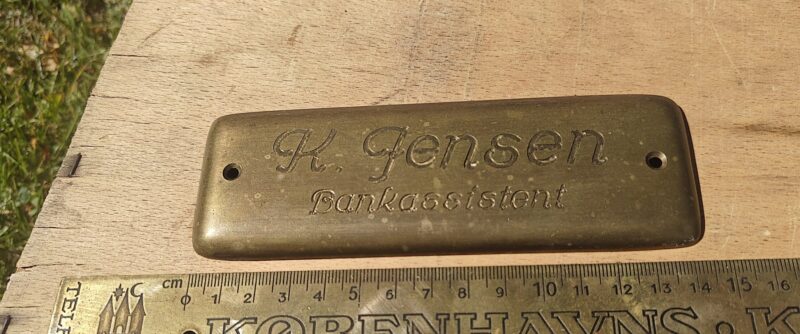 K. Jensen. Bankassistent. Navneskilt i messing