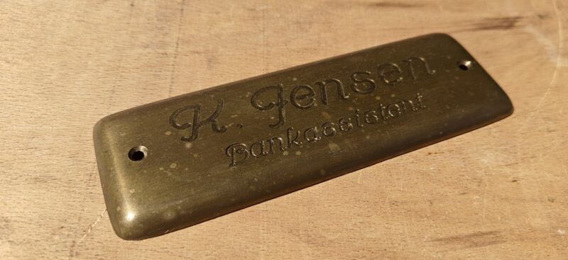 K. Jensen. Bankassistent. Navneskilt i messing