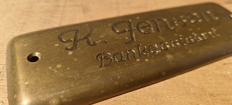 K. Jensen. Bankassistent. Navneskilt i messing