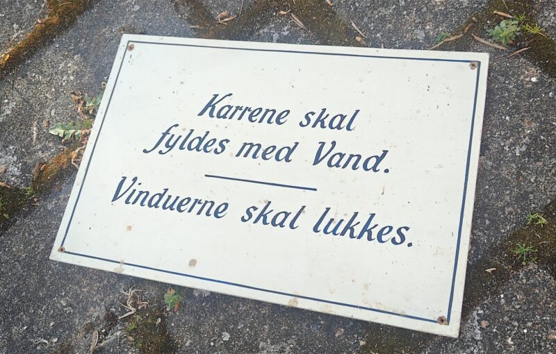 Karrane skal fyldes med Vand. Vinduerne skal lukkes. Håndmalet gammelt skilt fra vaskerum