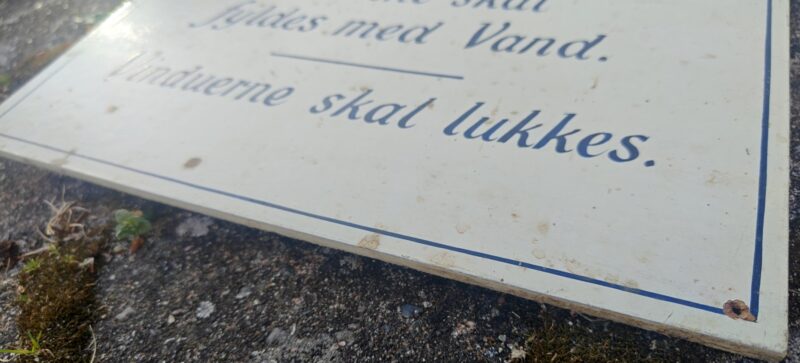 Karrane skal fyldes med Vand. Vinduerne skal lukkes. Håndmalet gammelt skilt fra vaskerum