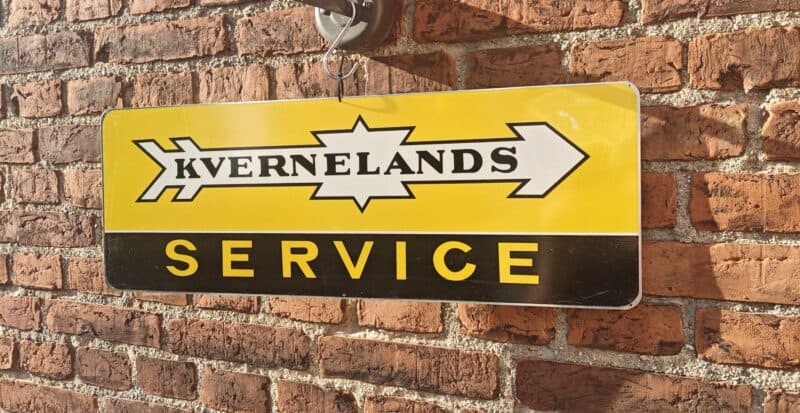 Kvernelands Service. Landbrugsmaskiner skilt i aluminiumsblik