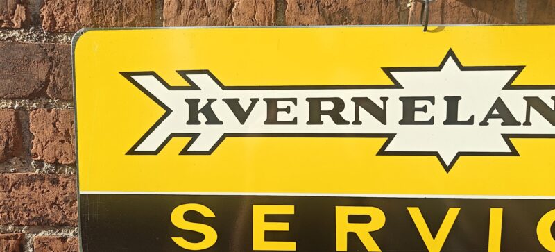 Kvernelands Service. Landbrugsmaskiner skilt i aluminiumsblik
