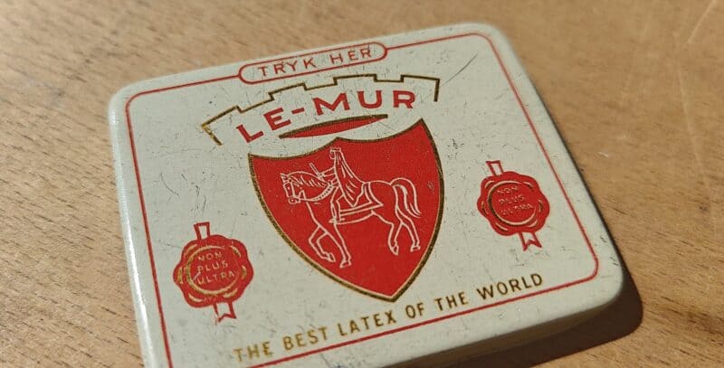 Le-Mur. Tryk her. Kondom-æske. Blikdåse, tom