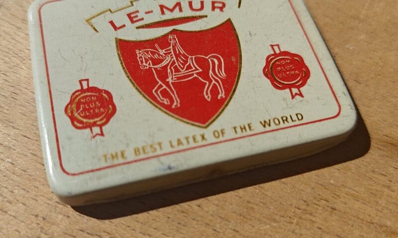 Le-Mur. Tryk her. Kondom-æske. Blikdåse, tom