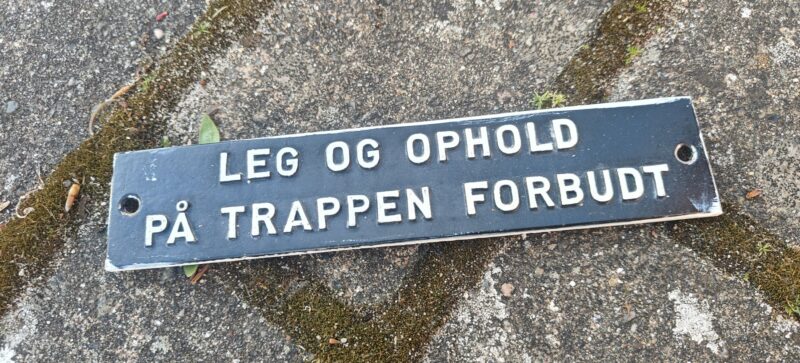 Leg og ophold på trappen forbudt. Støbt skilt
