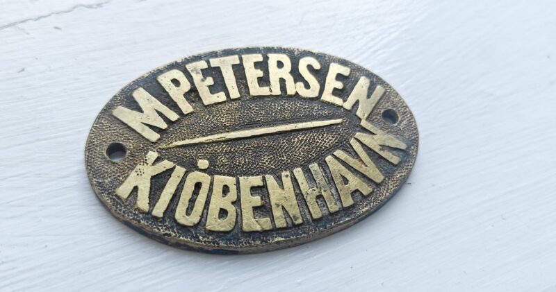 M. Petersen Kiòbenhavn. Messingskilt
