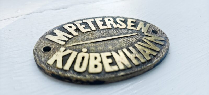 M. Petersen Kiòbenhavn. Messingskilt