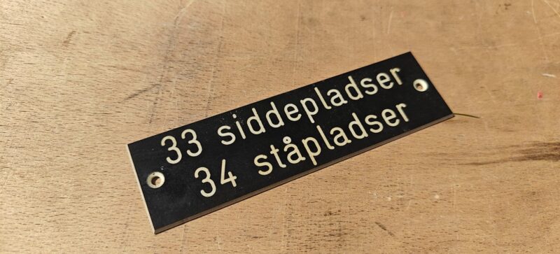 Sporvognsskilt. 33 siddepladser. 34 ståpladser