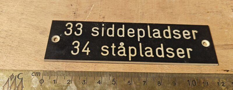 Sporvognsskilt. 33 siddepladser. 34 ståpladser