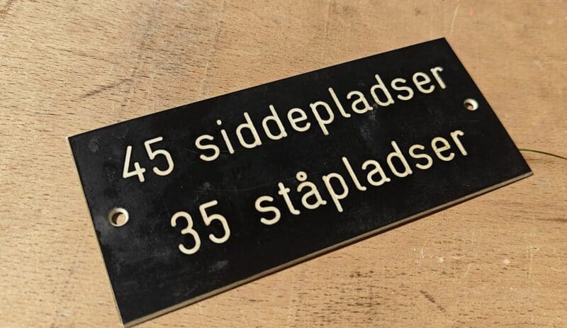 Sporvognsskilt. 45 siddepladser over 35 ståpladser