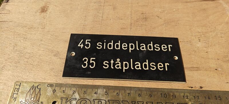 Sporvognsskilt. 45 siddepladser over 35 ståpladser