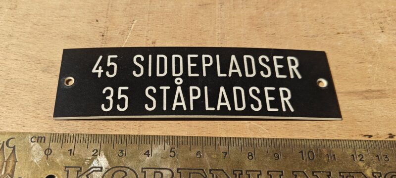 Sporvognsskilt. 45 siddepladser. 35 ståpladser