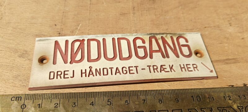 Sporvognsskilt. Nødudgang - Drej håndtaget - Træk her