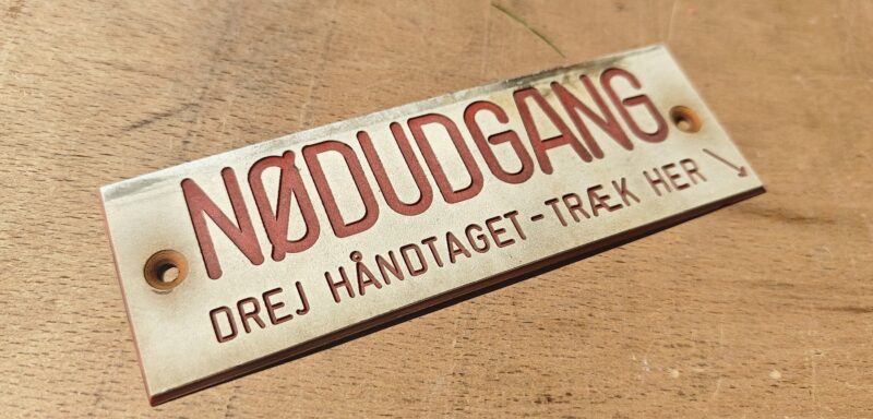 Sporvognsskilt. Nødudgang - Drej håndtaget - Træk her