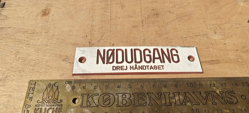 Sporvognsskilt. Nødudgang. Drej håndtaget