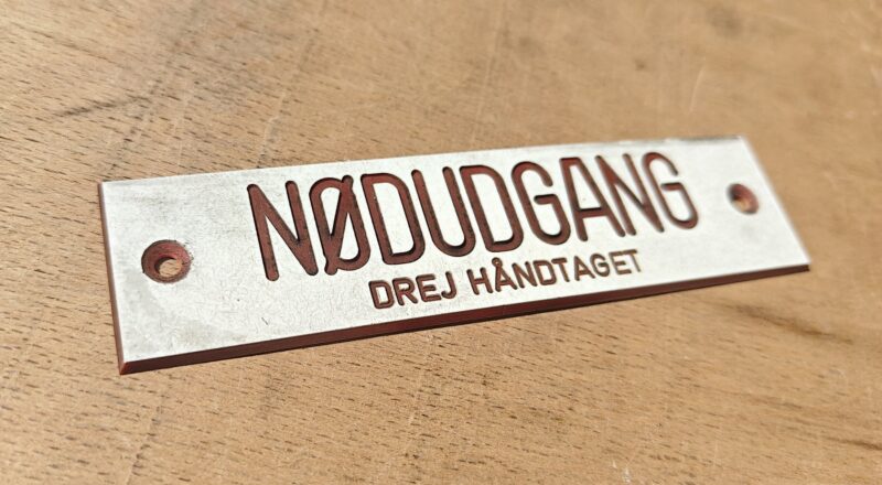 Sporvognsskilt. Nødudgang. Drej håndtaget