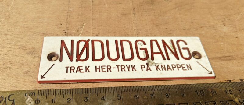 Sporvognsskilt. Nødudgang. Træk her. Tryk på knappen