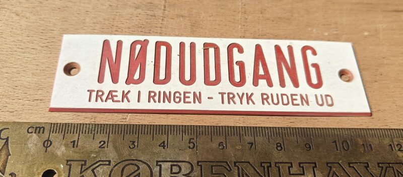 Sporvognsskilt. Nødudgang. Træk i ringen. Tryk ruden ud